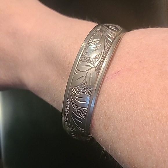 Vintage silver color bangle Beautifully engraved - Picture 2 of 5